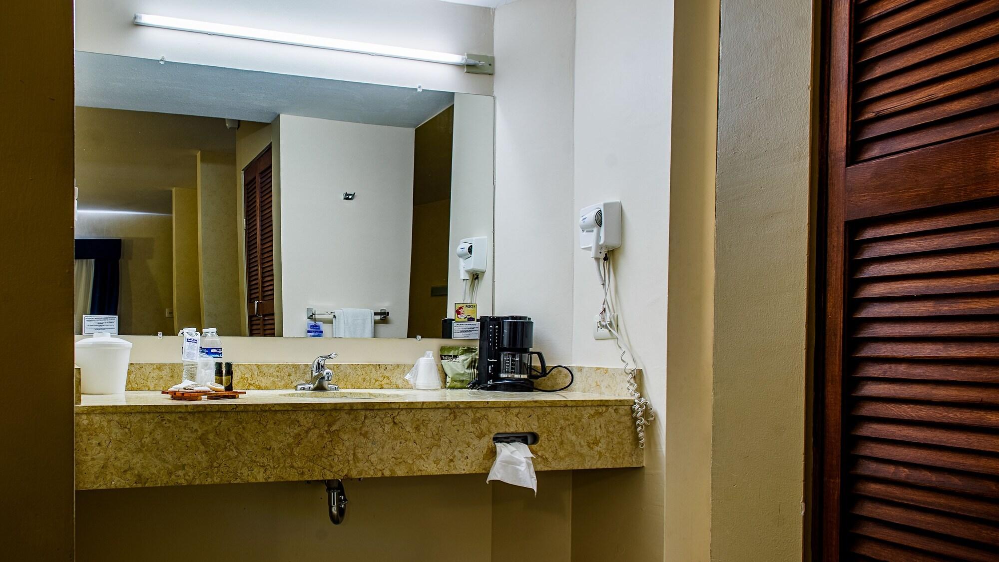 American Inn Hotel & Suites デリシアス エクステリア 写真