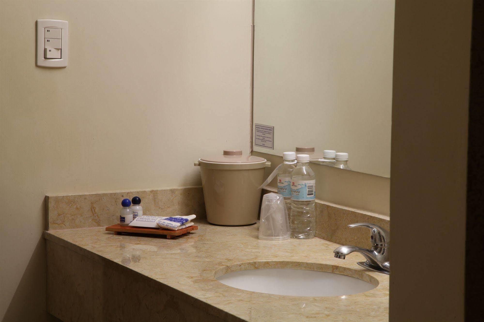 American Inn Hotel & Suites デリシアス エクステリア 写真